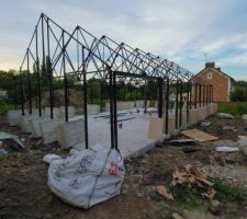 La structure métallique de la maison est pratiquement finie moins de 2 jours après le coulage de la dalle.