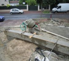 Béton en train de durcir sur le haut du mur de retenu de terre.