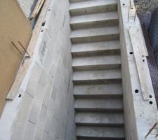 Escalier b&eacute;ton : 13 marches de 25 cm de profondeur par 18 cm de hauteur.