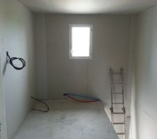 Nous souhaitions un espace de vie à l étage en créent un palier et non un couloir étroit. Il y aura le garde de corps de l'escalier et de la lumière dans l escalier car au départ on  m'avait dit que c était une cloison.