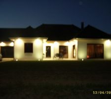Notre maison vu de nuit avec les éclairages