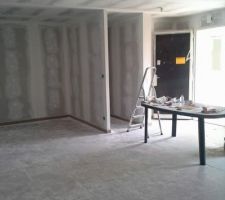 Pon&ccedil;age en cours ! On ne voit plus la couleur du carrelage tellement il y a de poussi&egrave;re !