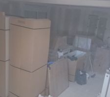 Livraison de la cuisine dans la salle ya plus beaucoup place ses le bordel vivement mardi qu'elle soit posez