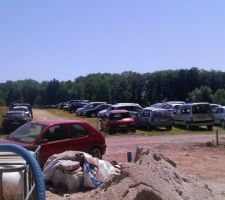 SEM 23/2014: SUPERRRRRRRRRRRRR un parking dans le champs d en face pour le vide grenier dur village! :/