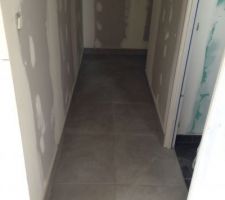 Couloir menant au coin nuit