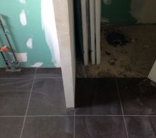 Emplacement meuble double vasque &agrave; gauche - emplacement douche &agrave; l'italienne &agrave; droite