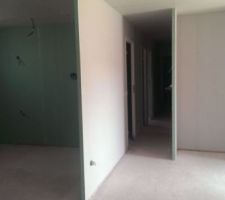 La cuisine, le couloir menant aux chambres et un bout de l'entr&eacute;e.