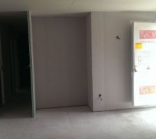 L'entr&eacute;e et &agrave; gauche le couloir menant aux chambres et pi&egrave;ces d'eau.