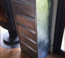 Décapage d'un ancien meuble de bureau .. effet loft ...