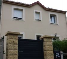 Photo de la façade d'une maison avec un enduit Parex lanko J39 Sable d'athènes