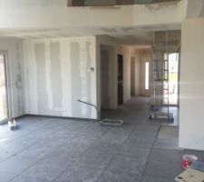 Carrelage du RDC (plein de poussière...)