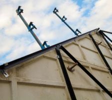 Quelqu'un a t-il une idée de l'utilité de ces "antennes" fixées sur les pignons de la maison?