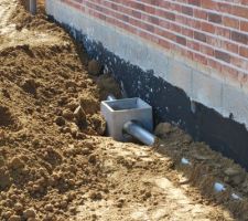 Arrivée de l'ensembles des eaux pluviales de toiture, un tuyau partira perpendiculairement vers une citerne béton enterrée.