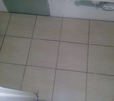 Carrelage salle d'eau, manque le joint.
