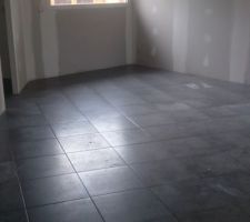 Carrelage coté salle à manger, manque les joints.