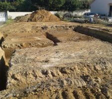 Ce matin le terrassier est venu de bonheur et bonne humeur lol, pour creuser les fondations,  super...