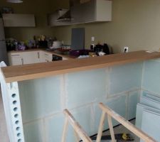 Montage du mur pour le bar de la cuisine