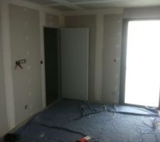 Chambre parentale avec vue sur porte salle d'eau