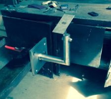 Potence fabriquée par Guillaume pour fixation de la caméra donnant sur l'allée et du détecteur de mouvement pour les spots au niveau des caches moineaux et les lumières du porche