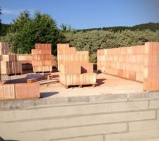 Les fondations sont coul&eacute;es. Le vide sanitaire termin&eacute;.
Les murs en briques rouges commencent &agrave; &ecirc;tre mont&eacute;s.