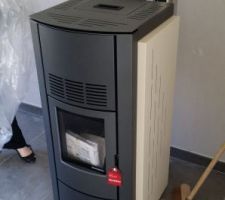 Le po&ecirc;le &agrave; granul&eacute; install&eacute;.