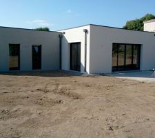 Mise en place d'un drain tout le long de la limite Est du terrain, le long du mur Est d'enceinte de la maison, tout autour de la terrasse.
Mise en place du fourreau d'alimentation électrique de l?abri de jardin.
Remise à plat de la terre, nivellement


Remise à plat du terrain.