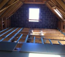 Premières photos de l'étage, le plancher bois avance bien.