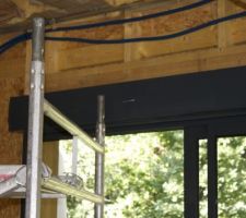Premières bourdes des plaquiste. L'échafaudage c'est pratique mais les coffres de volets n'aiment pas trop.