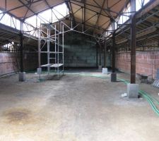 J' ai mis des pieds béton à chaque poutre
Admirez le rangement!