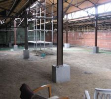 J' ai mis des pieds béton à chaque poutre
J' aime bien, cela fait parking!