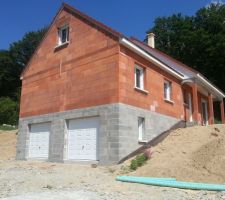 Les maçons sont venus placer les barretteS de maintien du DELTA MS