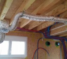Mise en place de la gaine de la hotte plafond Novy, qui relie la hotte de la cuisine au moteur déporté du garage.