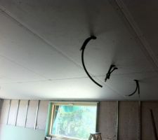 Gaine passée, avec réservation pour vidéo projecteur (alim, cable rca, hdmi)
Pas de plénum dans extension ouest