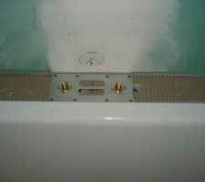 Support robinetterie baignoire en attente d'être carrelé