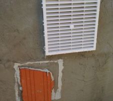 Bricolage des maçons pour combler le mauvais placement de la grille de ventilation du vide sanitaire