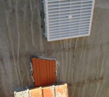 Bricolage des maçons pour combler le mauvais placement de la grille de ventilation du vide sanitaire