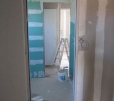 Vu du dressing et de la salle de bain