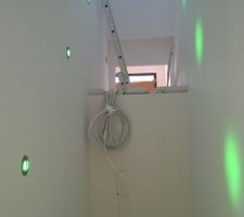 Spot à led verte pour la montée d'escalier
