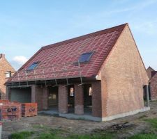 Tuiles de rives et faitieres posées; et Velux installés également