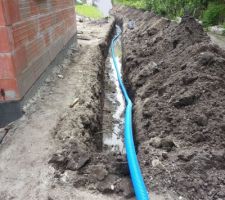 Pose du tuyau PEHD 80 eau potable dans sa gaine