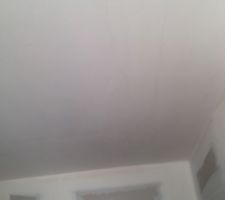 Plafond rdc trace sur peinture blanche????est ce suite fissure dalle et coulé de la résine????