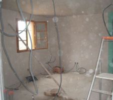 Vue du futur bureau, qui servira de chambre en attendant l'étage.
Pose du placo en cours