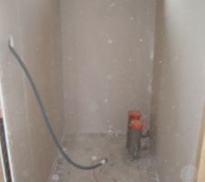 Vue des wc, les tuyaux ne sont pas bien percés!
Retour des maçons très prochainement!