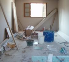 Vue du futur salon, pose du placo et des cloisons
