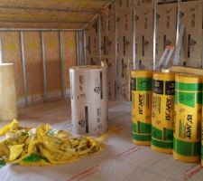 Isolation et habillage des cloisons périphériques de la partie sur garage (espace parents)