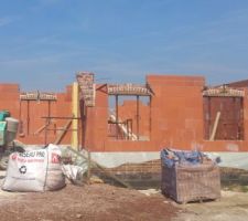 &Eacute;l&eacute;vation sous bassement brique