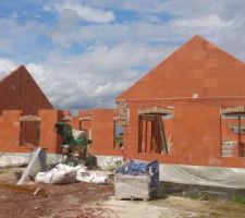 &Eacute;l&eacute;vation sous bassement brique