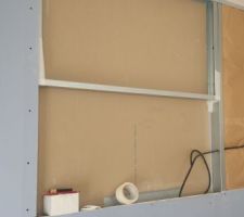 Montage de la cloison de 10 cm entre la chambre et le salon. Placo phonique isolant thermique en laine de roche.