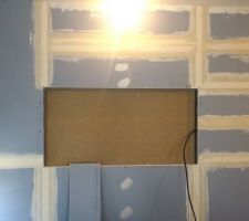 Vu d'ensemble de la cloison avec isolation phonique, qui sépare les chambres du salon.