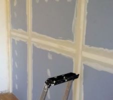 Vu d'ensemble de la cloison séparant la chambre parentale du salon (vue côté chambre)